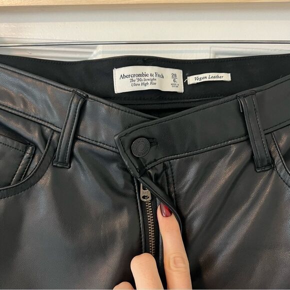 Abercrombie & Fitch 90s Straight Ultra High Rise Vegan Leather Pants Black 28/6L - Picture 7 of 9